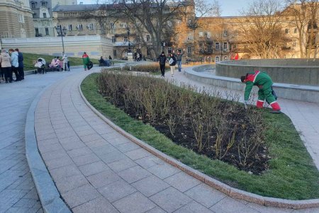 Коммунальщики работают в усиленном режиме, поддерживая в городе чистоту во время праздников (фото)