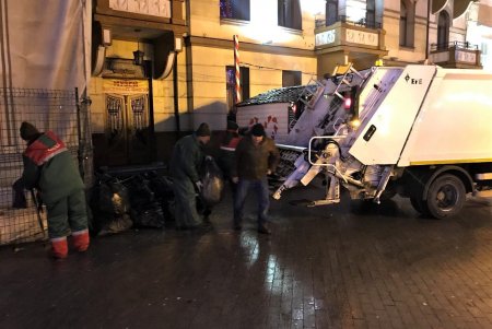 Коммунальщики работают в усиленном режиме, поддерживая в городе чистоту во время праздников (фото)