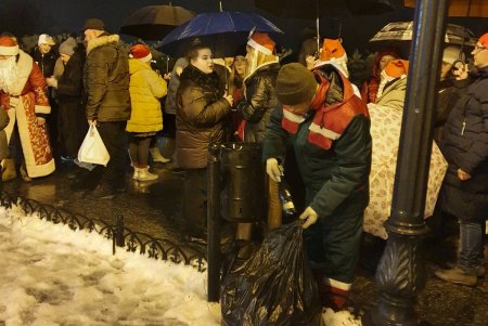 Коммунальщики работают в усиленном режиме, поддерживая в городе чистоту во время праздников (фото)