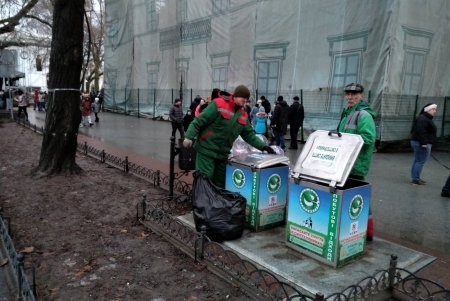 Коммунальщики работают в усиленном режиме, поддерживая в городе чистоту во время праздников (фото)