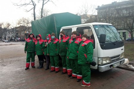 Коммунальщики работают в усиленном режиме, поддерживая в городе чистоту во время праздников (фото)