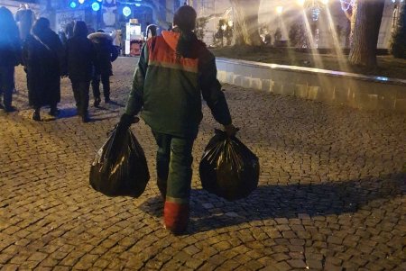 Коммунальщики работают в усиленном режиме, поддерживая в городе чистоту во время праздников (фото)