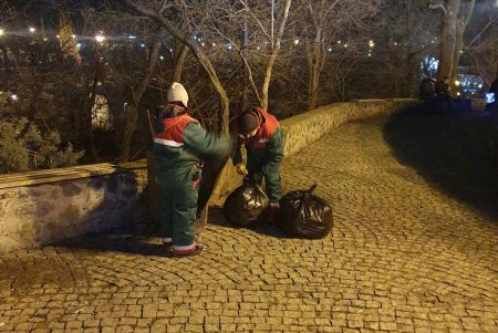 Коммунальщики работают в усиленном режиме, поддерживая в городе чистоту во время праздников (фото)