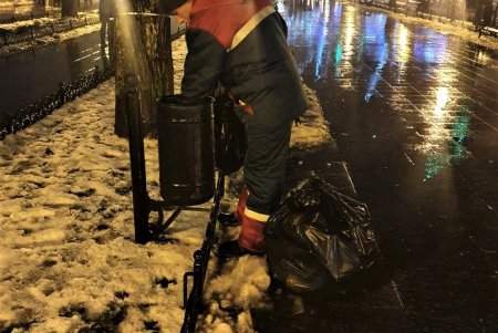 Коммунальщики работают в усиленном режиме, поддерживая в городе чистоту во время праздников (фото)