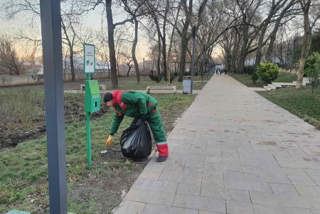Коммунальщики работают в усиленном режиме, поддерживая в городе чистоту во время праздников (фото)