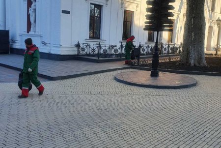 Коммунальщики работают в усиленном режиме, поддерживая в городе чистоту во время праздников (фото)
