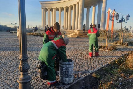 Коммунальщики работают в усиленном режиме, поддерживая в городе чистоту во время праздников (фото)
