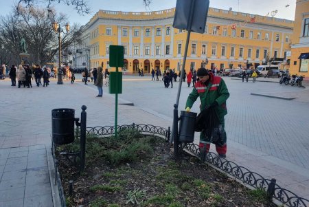 Коммунальщики работают в усиленном режиме, поддерживая в городе чистоту во время праздников (фото)