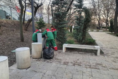 Коммунальщики работают в усиленном режиме, поддерживая в городе чистоту во время праздников (фото)