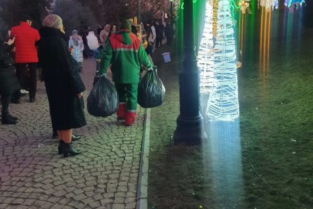Коммунальщики работают в усиленном режиме, поддерживая в городе чистоту во время праздников (фото)