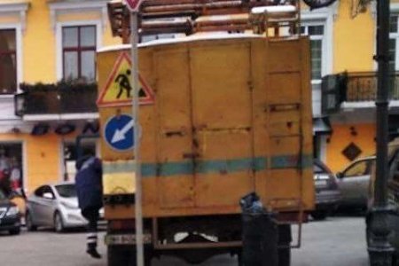 В Одессе продолжаются работы по восстановлению, ремонту, замене знаков дорожного движения во всех районах города (фото)