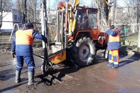 Коммунальщики приводят в порядок дождеприемники: водителей просят не парковаться рядом