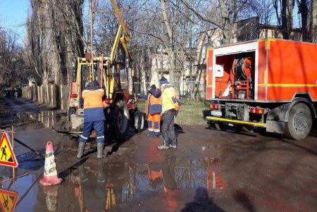 Коммунальщики приводят в порядок дождеприемники: водителей просят не парковаться рядом