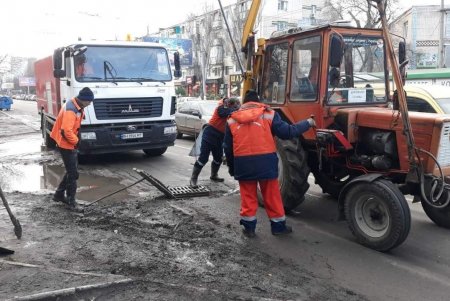 Коммунальщики приводят в порядок дождеприемники: водителей просят не парковаться рядом