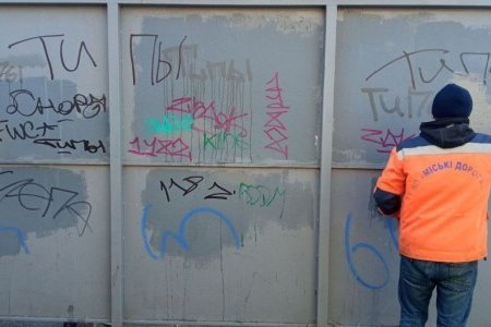 Вандалы оставили уродливые надписи на двух остановках в Малиновском районе (фото)