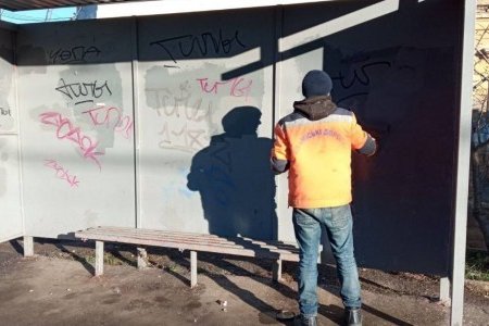 Вандалы оставили уродливые надписи на двух остановках в Малиновском районе (фото)