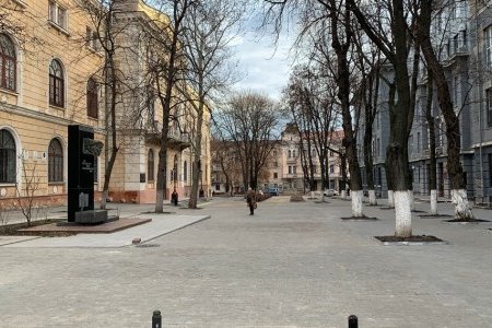 В Приморском и Малиновском районах ремонтируют тротуары и внутридомовые территории (фоторепортаж)