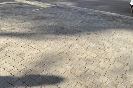 В Приморском и Малиновском районах ремонтируют тротуары и внутридомовые территории (фоторепортаж)