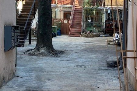 В Приморском и Малиновском районах ремонтируют тротуары и внутридомовые территории (фоторепортаж)