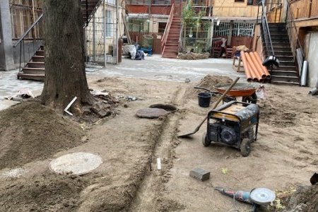 В Приморском и Малиновском районах ремонтируют тротуары и внутридомовые территории (фоторепортаж)