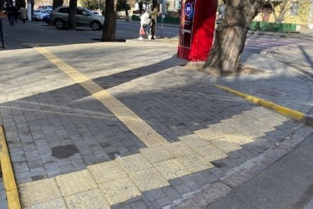 В Приморском и Малиновском районах ремонтируют тротуары и внутридомовые территории (фоторепортаж)