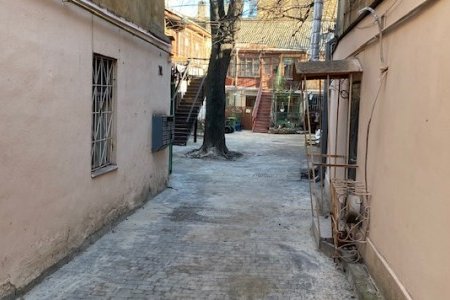 В Приморском и Малиновском районах ремонтируют тротуары и внутридомовые территории (фоторепортаж)