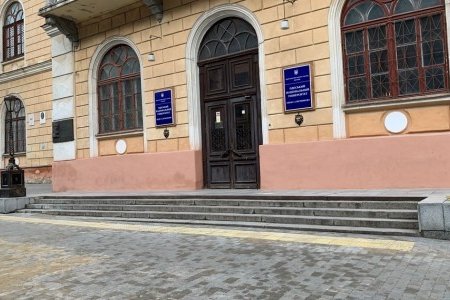 В Приморском и Малиновском районах ремонтируют тротуары и внутридомовые территории (фоторепортаж)