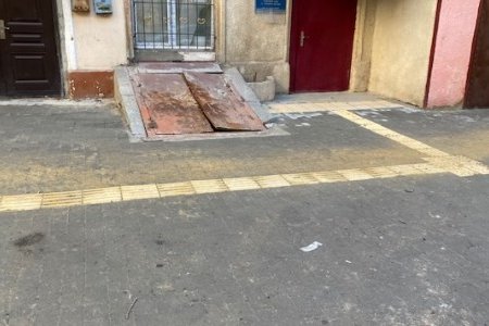 В Приморском и Малиновском районах ремонтируют тротуары и внутридомовые территории (фоторепортаж)