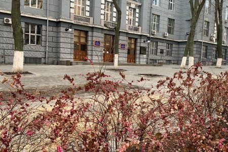 В Приморском и Малиновском районах ремонтируют тротуары и внутридомовые территории (фоторепортаж)