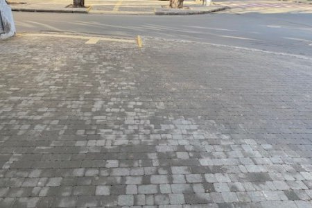 В Приморском и Малиновском районах ремонтируют тротуары и внутридомовые территории (фоторепортаж)