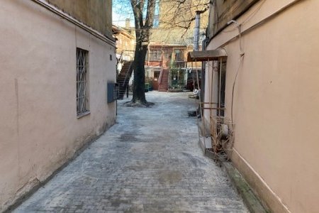 В Приморском и Малиновском районах ремонтируют тротуары и внутридомовые территории (фоторепортаж)
