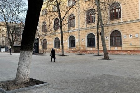 В Приморском и Малиновском районах ремонтируют тротуары и внутридомовые территории (фоторепортаж)