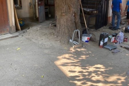 В Приморском и Малиновском районах ремонтируют тротуары и внутридомовые территории (фоторепортаж)