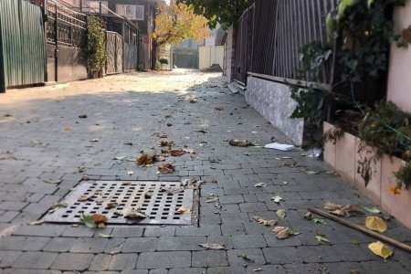 В Приморском и Малиновском районах ремонтируют тротуары и внутридомовые территории (фоторепортаж)