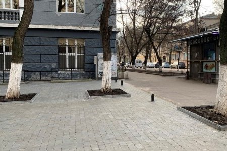 В Приморском и Малиновском районах ремонтируют тротуары и внутридомовые территории (фоторепортаж)