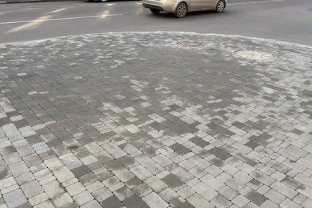 В Приморском и Малиновском районах ремонтируют тротуары и внутридомовые территории (фоторепортаж)