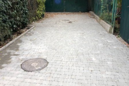 В Приморском и Малиновском районах ремонтируют тротуары и внутридомовые территории (фоторепортаж)