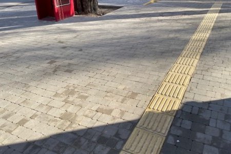В Приморском и Малиновском районах ремонтируют тротуары и внутридомовые территории (фоторепортаж)