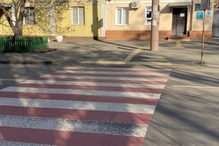 В Приморском и Малиновском районах ремонтируют тротуары и внутридомовые территории (фоторепортаж)