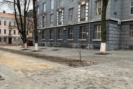 В Приморском и Малиновском районах ремонтируют тротуары и внутридомовые территории (фоторепортаж)