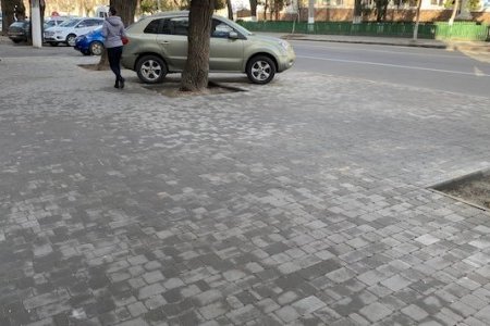 В Приморском и Малиновском районах ремонтируют тротуары и внутридомовые территории (фоторепортаж)