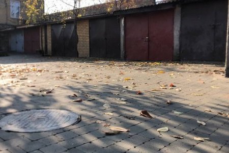 В Приморском и Малиновском районах ремонтируют тротуары и внутридомовые территории (фоторепортаж)