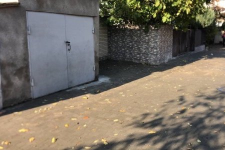 В Приморском и Малиновском районах ремонтируют тротуары и внутридомовые территории (фоторепортаж)