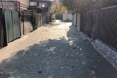 В Приморском и Малиновском районах ремонтируют тротуары и внутридомовые территории (фоторепортаж)