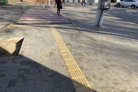 В Приморском и Малиновском районах ремонтируют тротуары и внутридомовые территории (фоторепортаж)