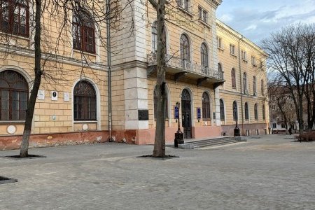 В Приморском и Малиновском районах ремонтируют тротуары и внутридомовые территории (фоторепортаж)