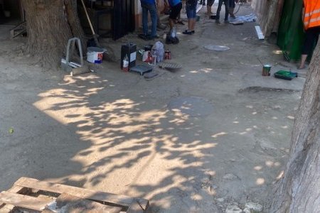 В Приморском и Малиновском районах ремонтируют тротуары и внутридомовые территории (фоторепортаж)