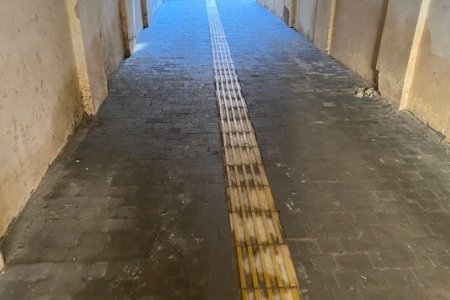 В Приморском и Малиновском районах ремонтируют тротуары и внутридомовые территории (фоторепортаж)