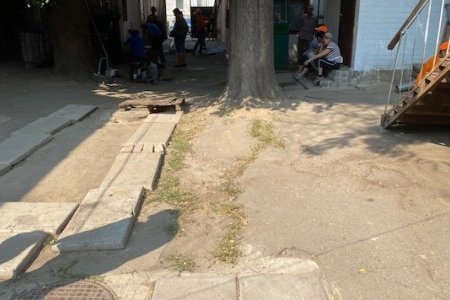 В Приморском и Малиновском районах ремонтируют тротуары и внутридомовые территории (фоторепортаж)