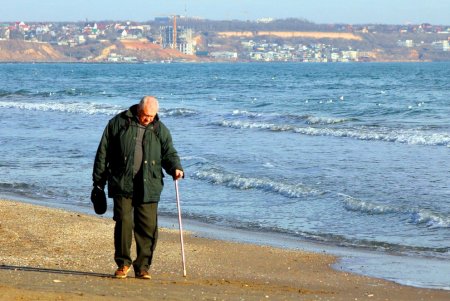 Прогулка по пляжу Лузановка: одесситы наслаждаются теплыми днями (фоторепортаж)